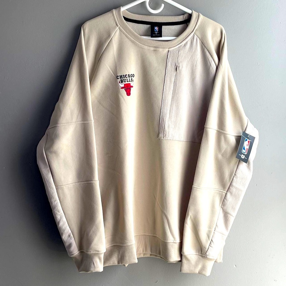 NEW! NBA CHICAGO BULLS EXTRA LARGE NWT LONG SLEEVE‎ SWEATER, CREAM  $65msrp